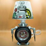 Παιδικό Επιτραπέζιο Φωτιστικό – Πορτατίφ με Ρολόι, Γατζάκια και Θερμό Λευκό Φωτισμό σε Σχέδιο Ρομπότ