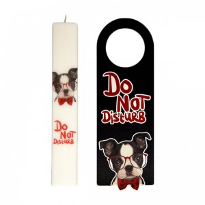 Σετ Παιδική Λαμπάδα με Εκτύπωση Do Not Disturb Dog With Glasses σε Κερί Πλακέ 4,5x29,5cm &amp; Αναμνηστικό Ξύλινο Κρεμαστό Καδράκι Πόρτας 11x31cm