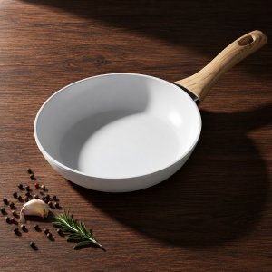 Τηγάνι Αλουμινίου 28cm - Πρακτικό Για καθημερινά Γεύματα, Με Λαβή Όψης Ξύλου