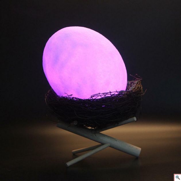 Σας φέραμε αυτό το καταπληκτικό ανάγλυφο φωτιστικό αυγό LED Εgg Light σε ρεαλιστική φωλιά πουλιού που φαίνεται πως στέκεται σε κλαδί! 