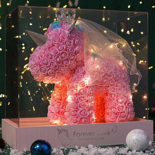 Μονόκερος 25cm από Τεχνητά Τριαντάφυλλα με Πέπλο σε Συσκευασία Δώρου